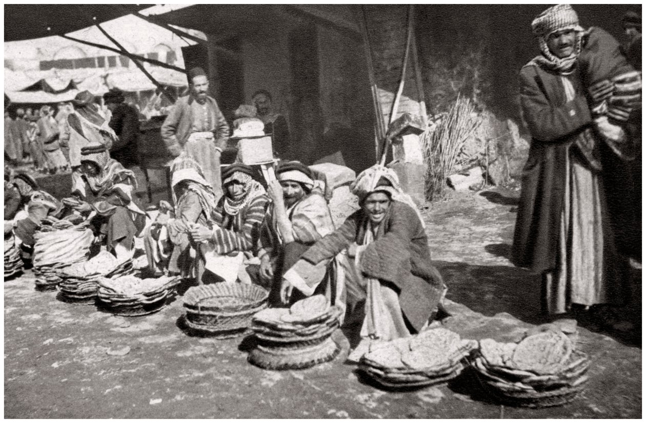 Suq El Khubur, et hjemmehørende brødmarked, Bagdad, Irak, 1925. af A. Kerim