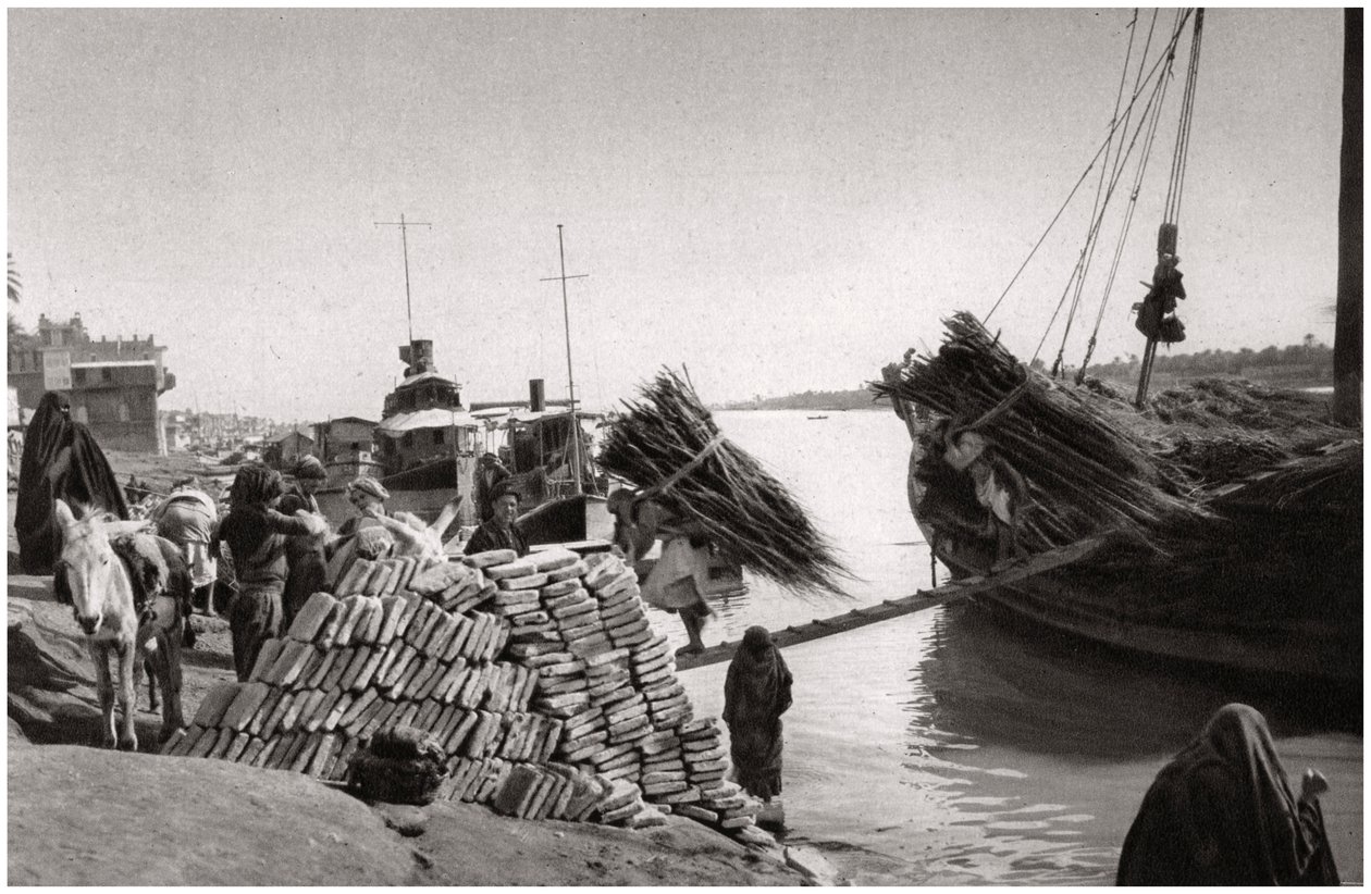 Lossning af last fra en båd, Muhaila, Bagdad, Irak, 1925. af A. Kerim