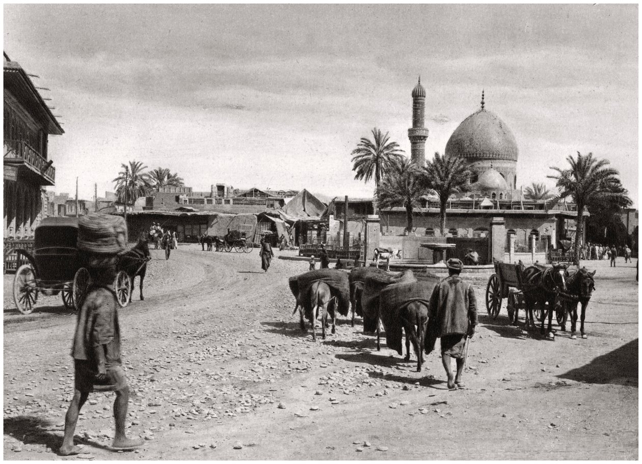 Udsigt over en gade fra Nordporten, Bagdad, Irak, 1925. af A. Kerim