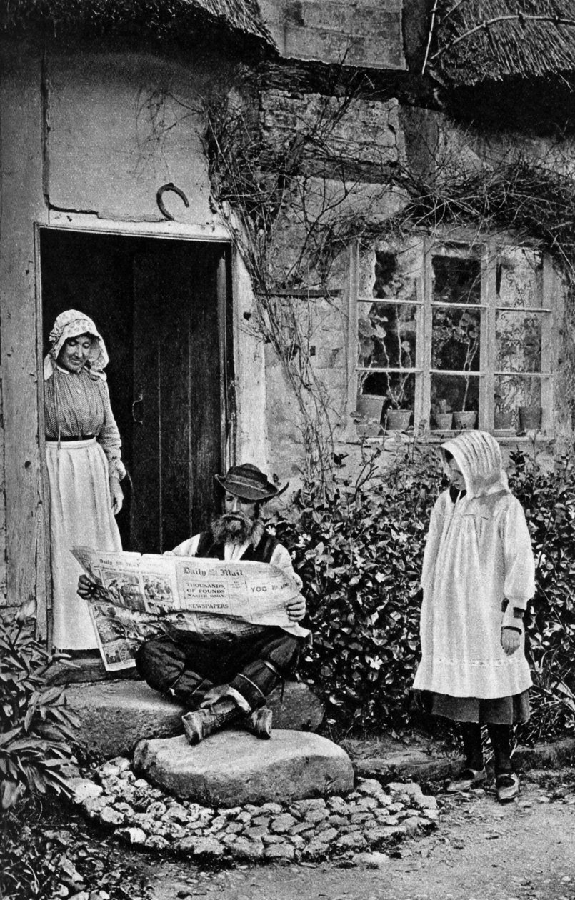 En mand, der læser The Daily Mail, Shropshire, c1922 af A. W. Cutler