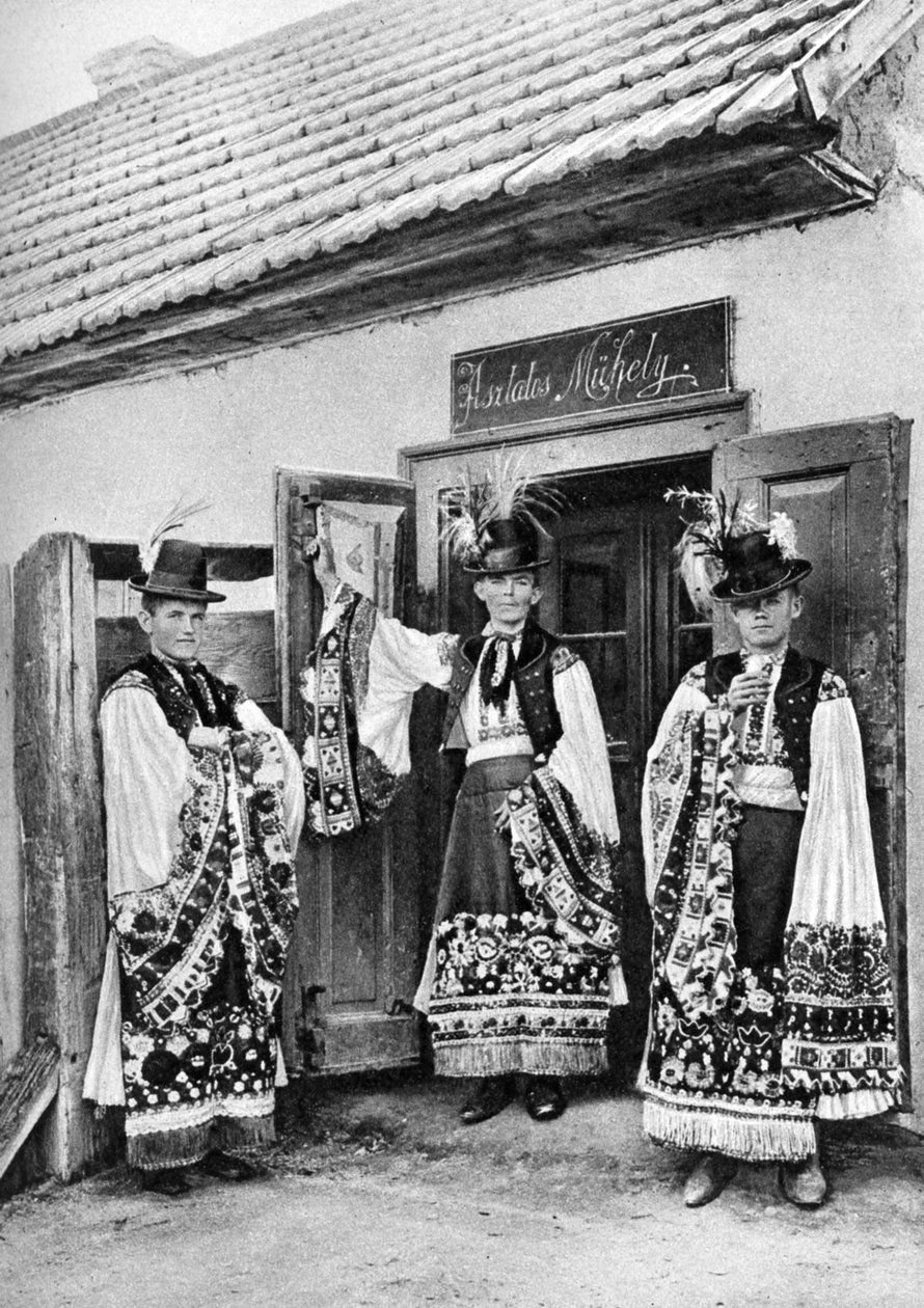 Unge præster i kostume i landdistrikterne i Ungarn, 1926. af A. W. Cutler