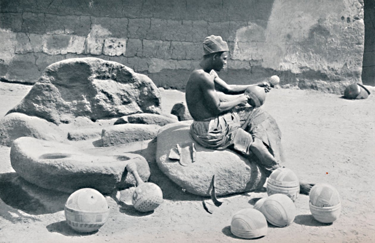 En Yoruba-mand, der graverer lerskåle og vandkrukker, Lagos bagland, det sydlige Nigeria, 1912 af A. W. Gelston
