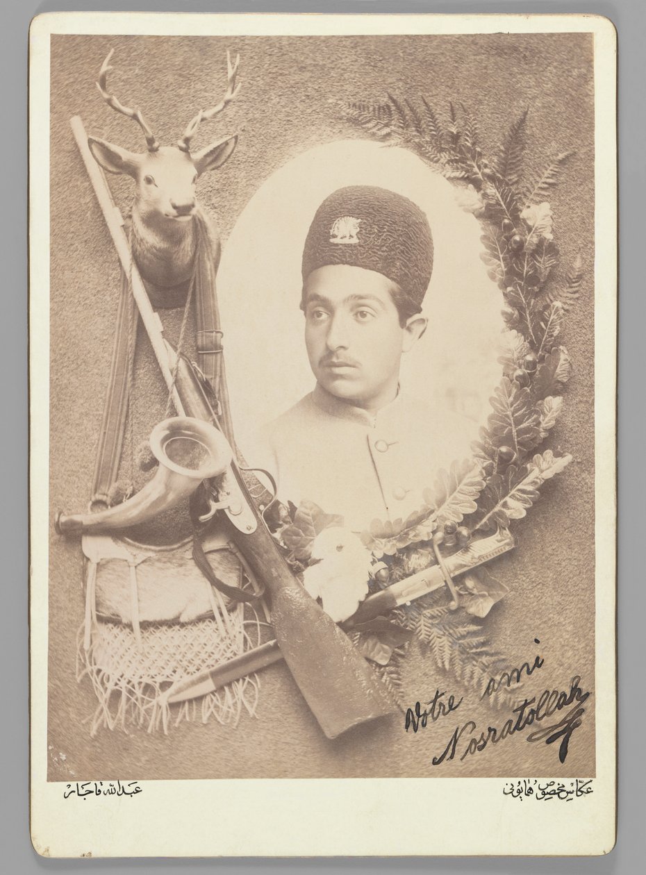 Officielt kongeligt portræt af prins Nosratollah, 1899 (foto af sølvalbummer) af Abdullah Qajar