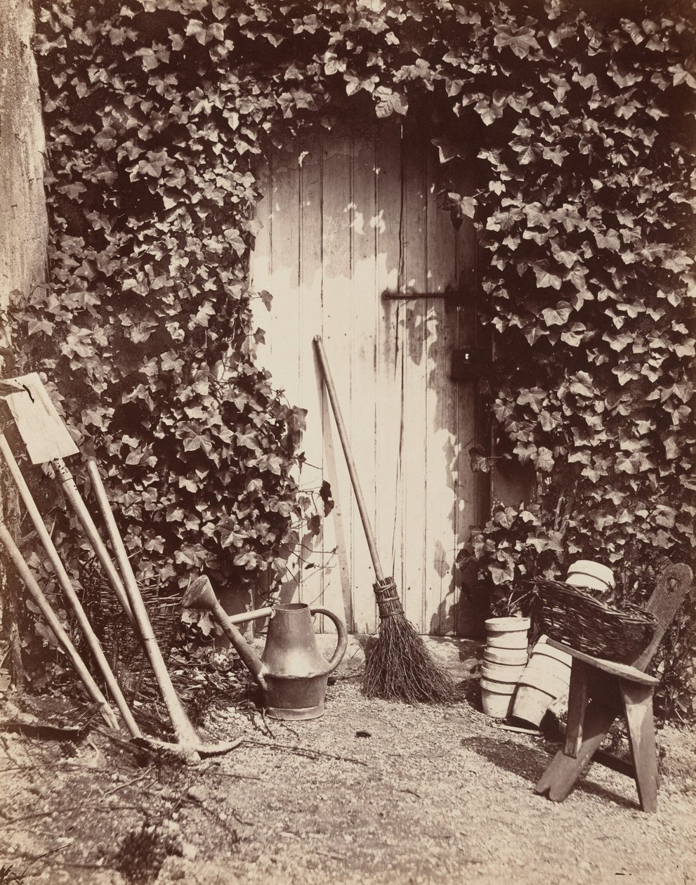 Porte de ferme de Marlotte (Døråbning med haveredskaber),ca. 1860 (foto) af Abel Briquet
