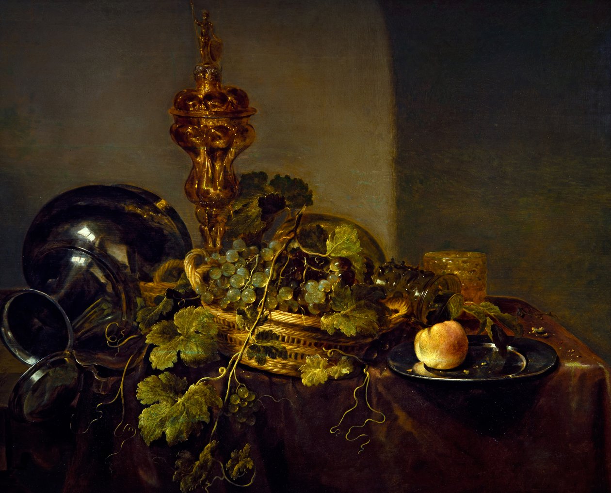Stilleben med en kurv med druer og et guldbæger af Abraham Hendricksz van Beyeren