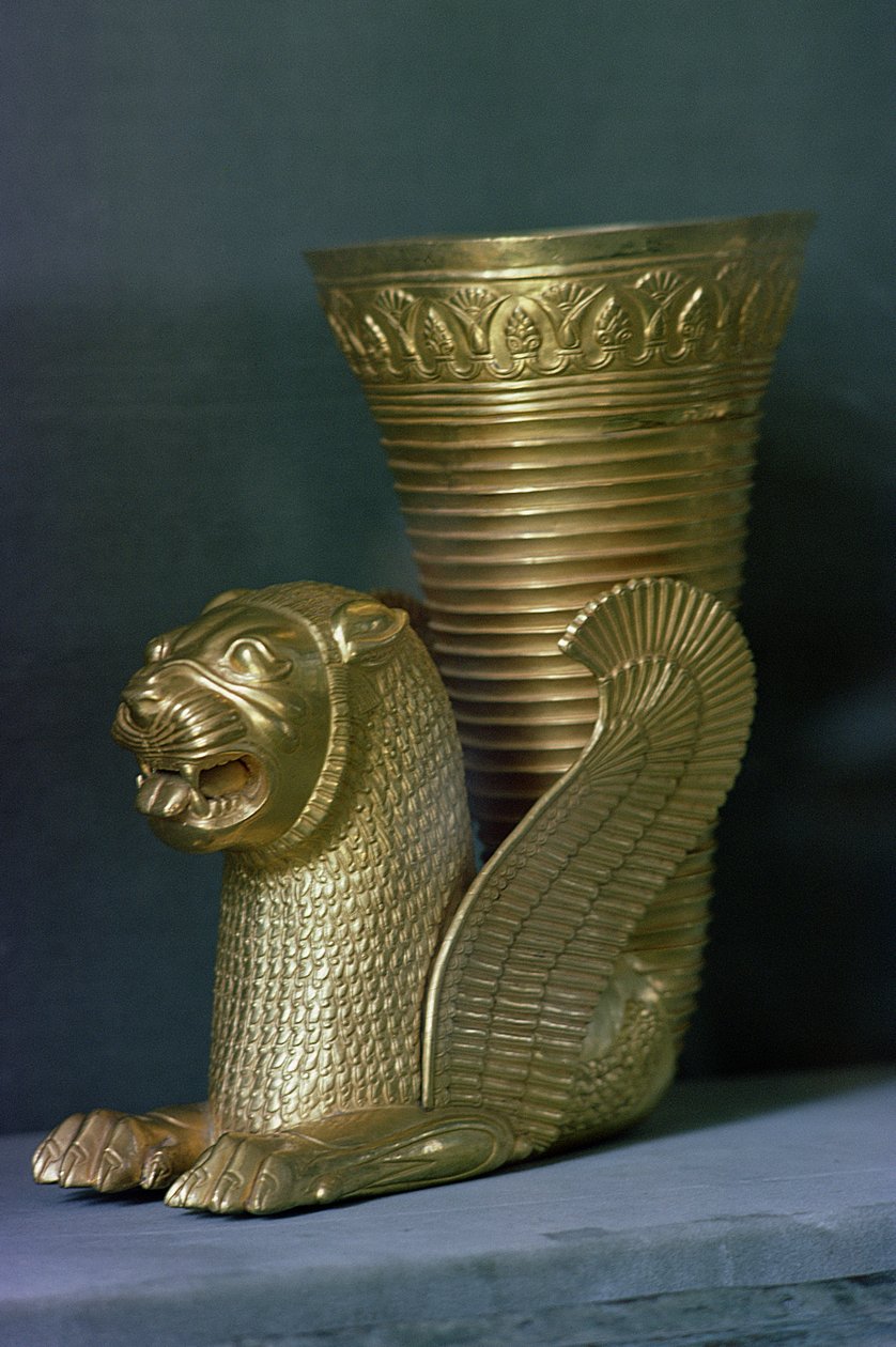 Rhyton i form af et siddende løvemonster, fra Hamadan, Iran (guld) af Achaemenid