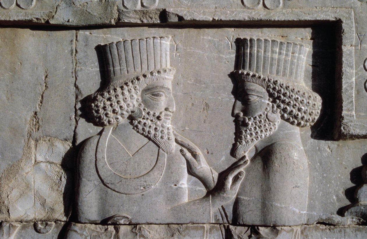 To dignitærer, fra den nordlige fløj af Apadanas østtrappefacade, 500-480 f.Kr. af Achaemenid