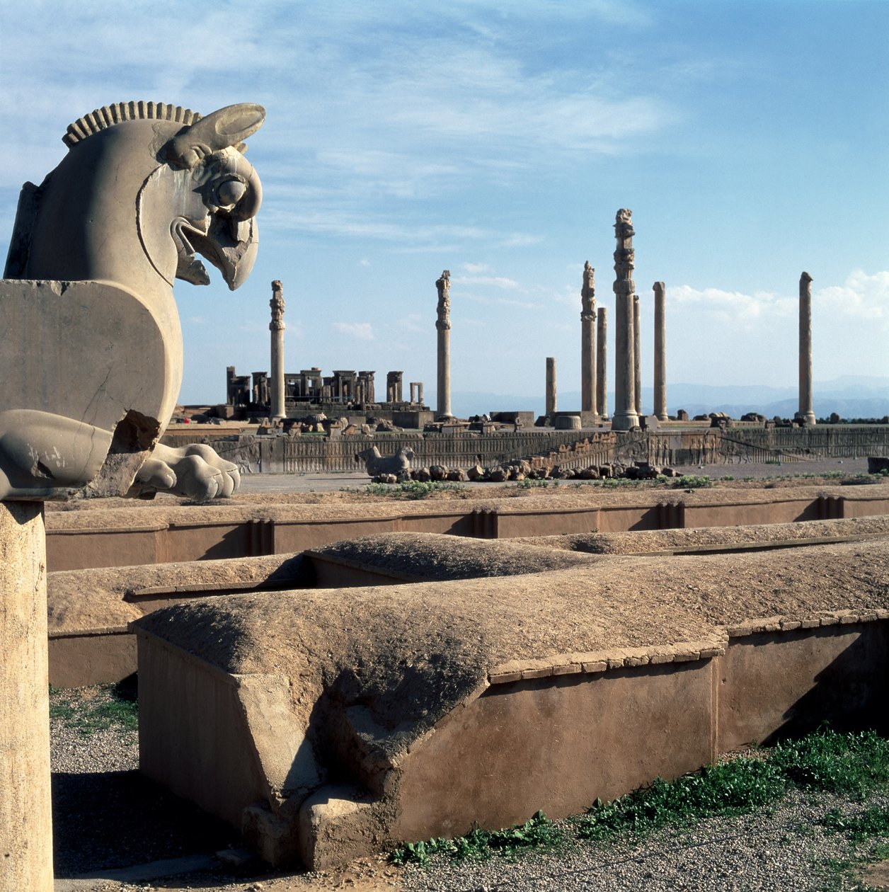Udsigt over den nordlige portik af Apadana med Tachara i baggrunden, fra Sapahan Spoy (Soldier Road) indgangen af Achaemenid