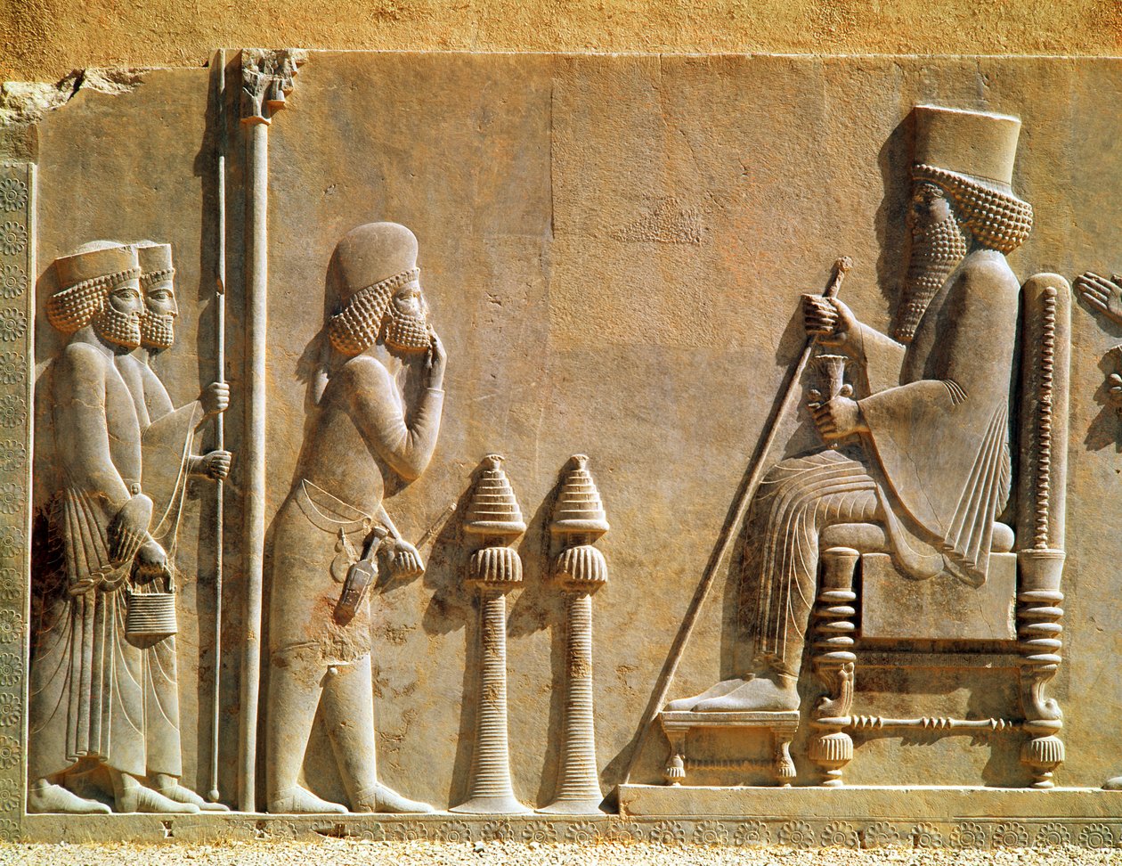En medianofficer, der hylder kong Darius I (ca. 550-486 f.Kr.) fra statskassen, ca. 515 f.Kr. (kalksten) (se også 279364) af Achaemenid