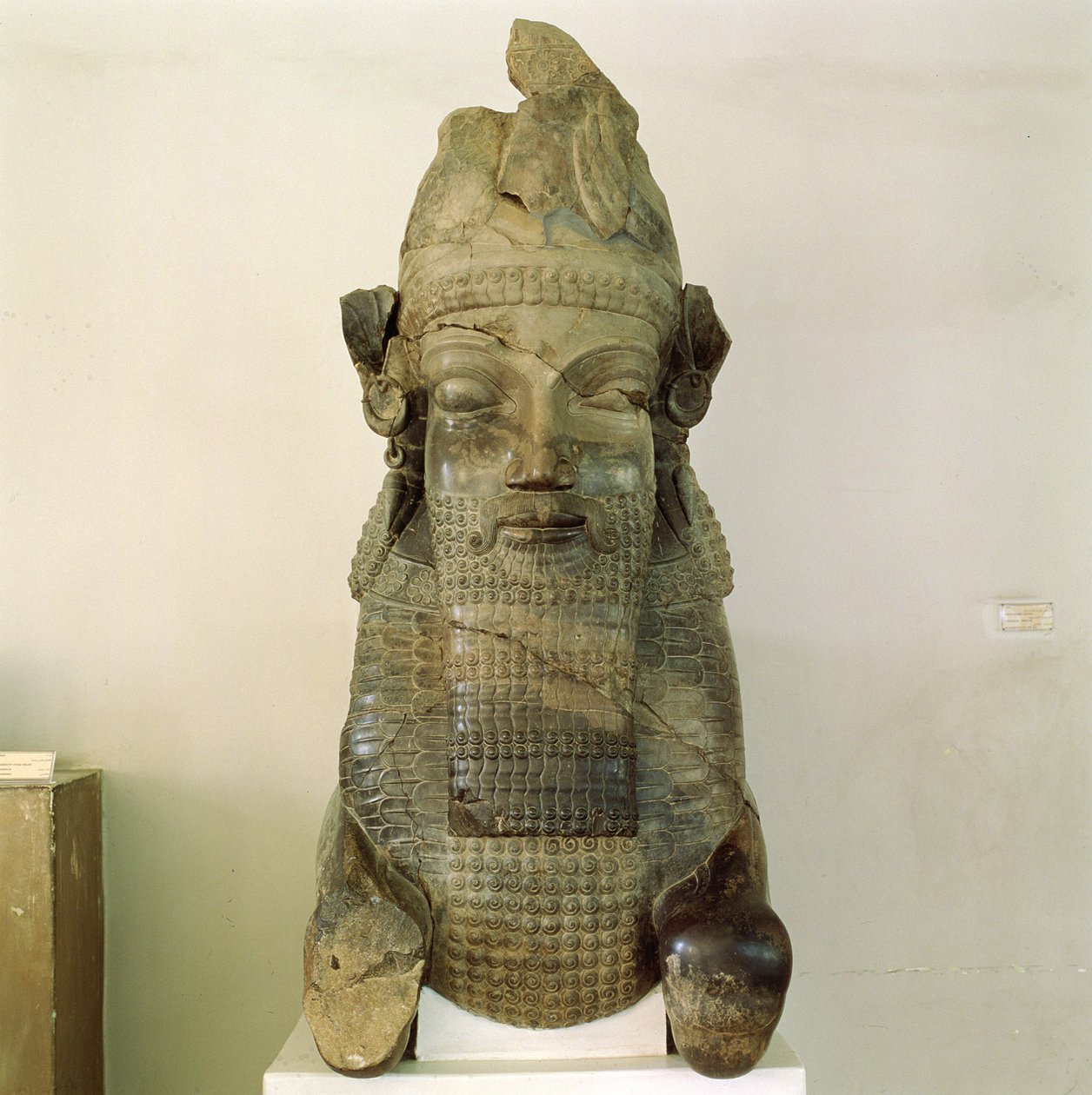 Kapital med menneskehoved, fra Tripylon, Persepolis, Iran, 500-480 f.Kr. af Achaemenid