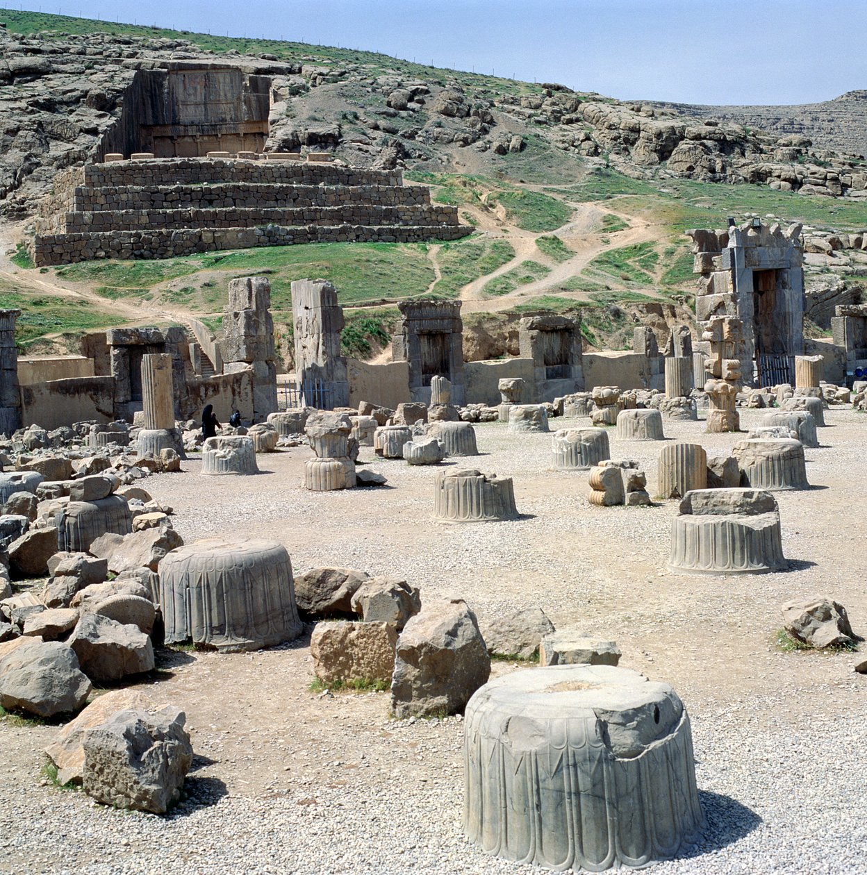 Hundrede Søjlesal med graven til enten Artaxerxes II eller Artaxerxes III i baggrunden af Achaemenid
