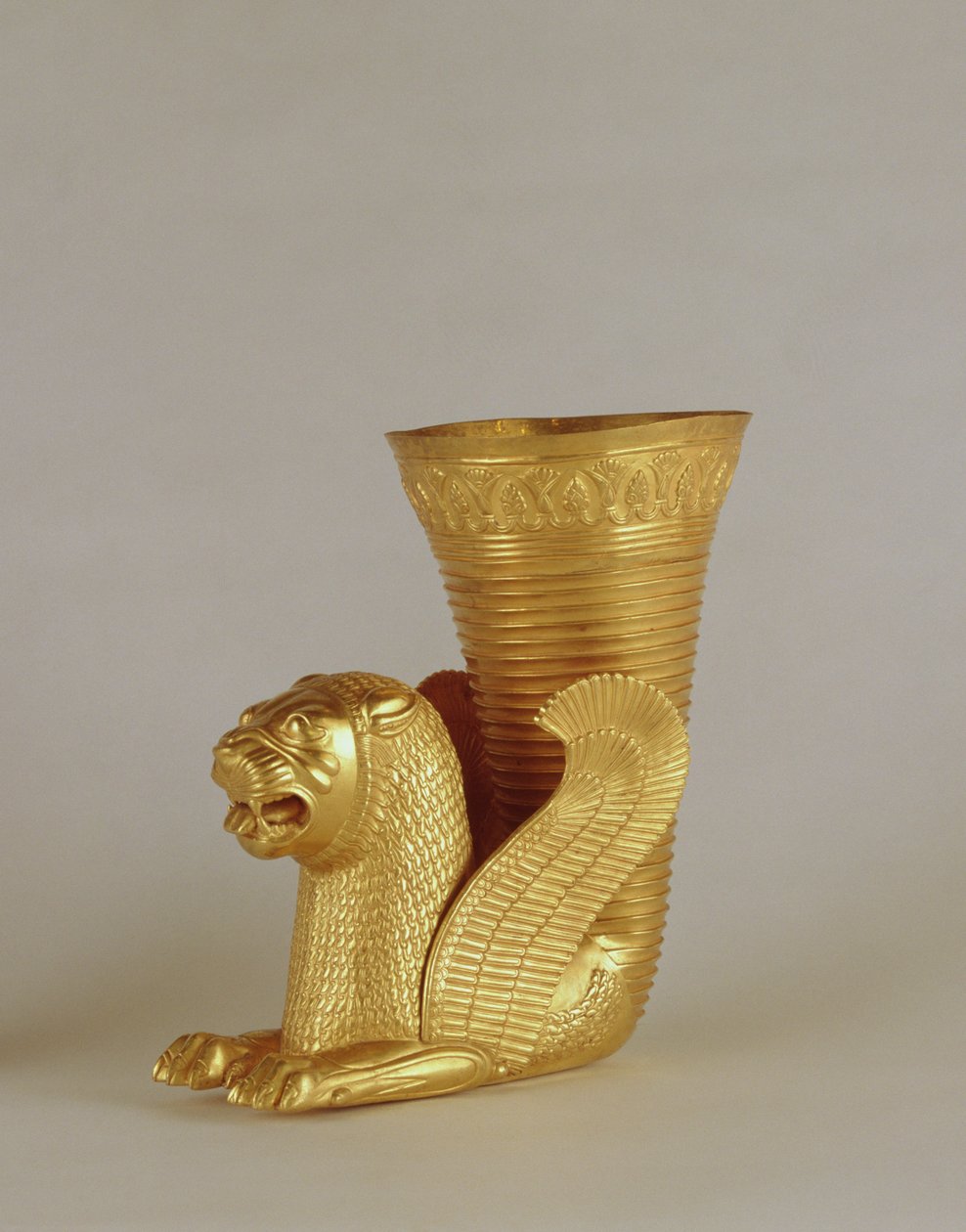 Rhyton i form af et siddende løvemonster, fra Hamadan, Iran (guld) af Achaemenid