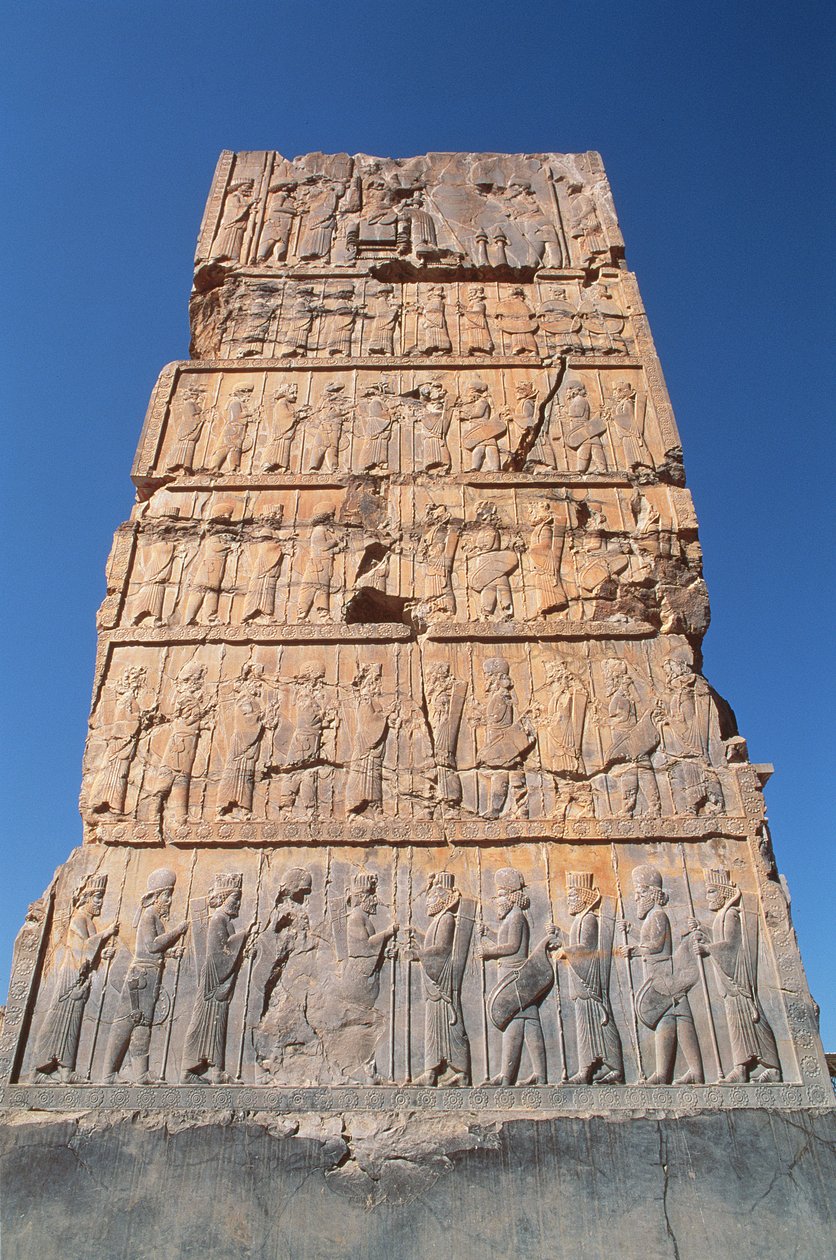 Vestlig indgang til hundertsøjlesalen, med en række af dignitarer, der støtter kongen øverst af Achaemenid