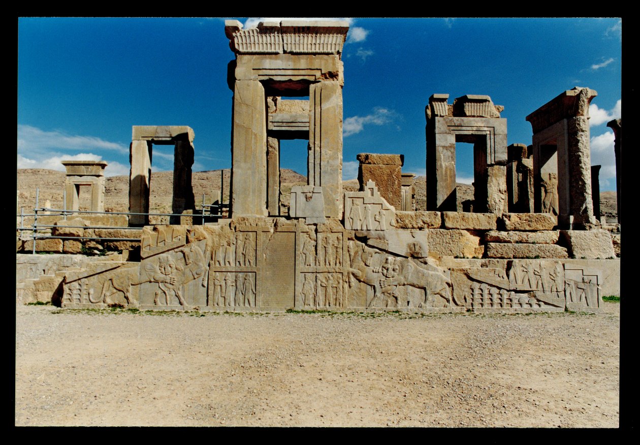 Vestfacade af Tachara (Darius privat palads), bygget ca. 485 f.Kr. og trappen tilføjet af Artaxerxes III i ca. 360-50 f.Kr. af Achaemenid