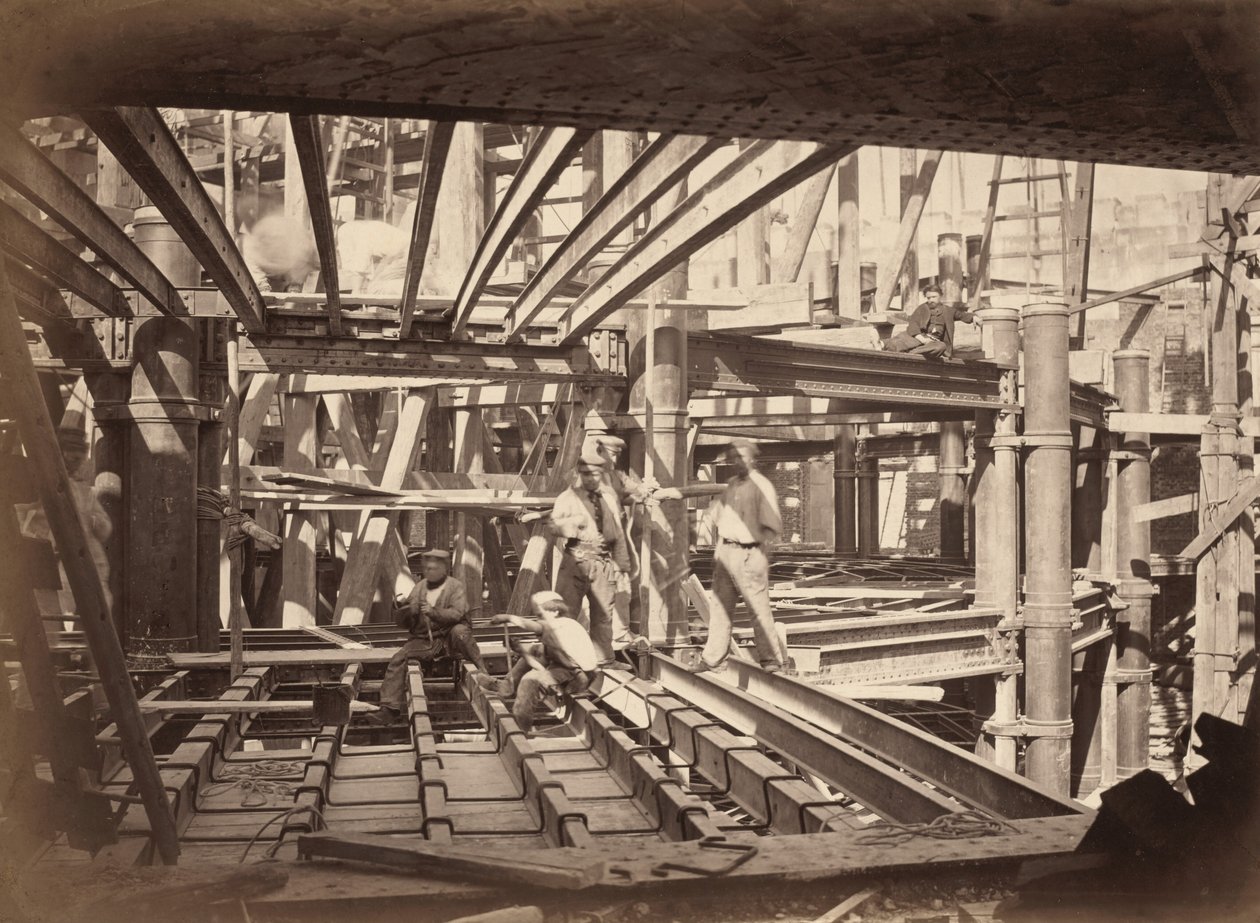 Arbejdere på bjælker i Auditorium, New Paris Opera, ca. 1867 (foto) af Achille Delmaet