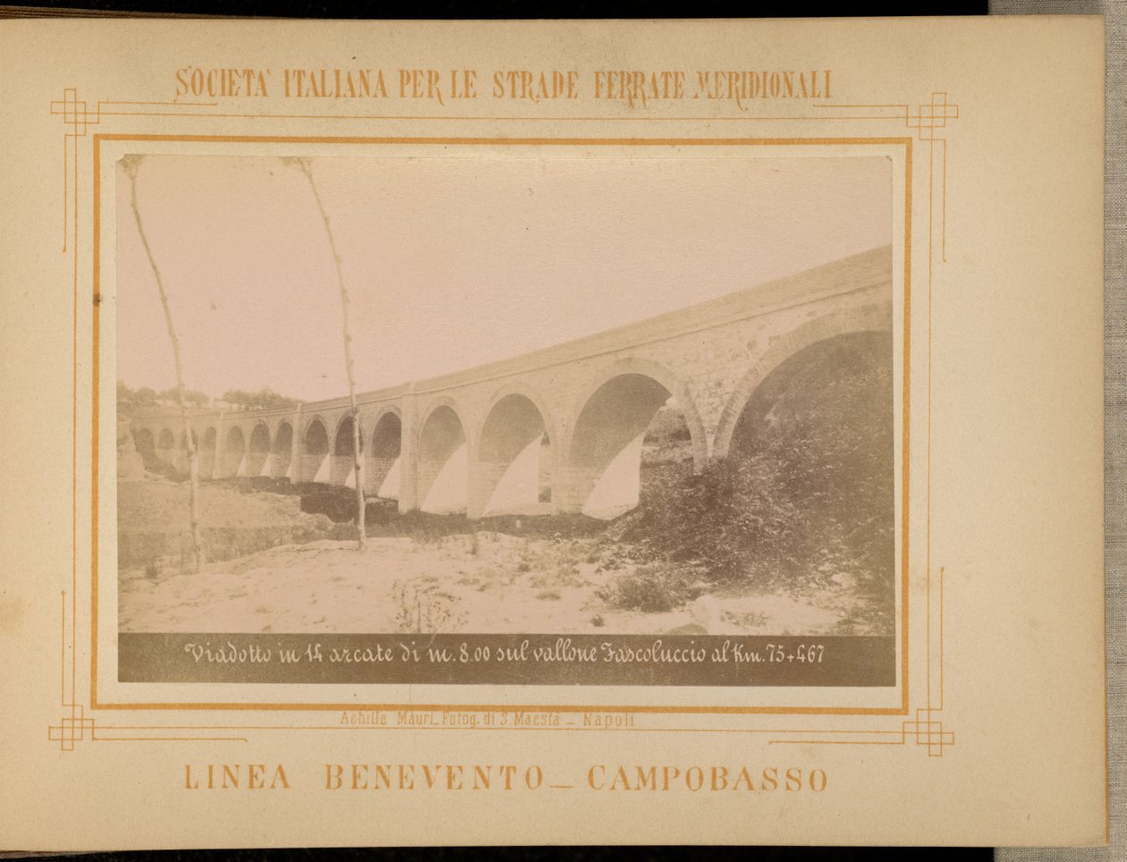 Viadukt i 14 buer på 8,00 meter over Fascoluccio-slugten ved kilometer 75 + 467 af Achille Mauri