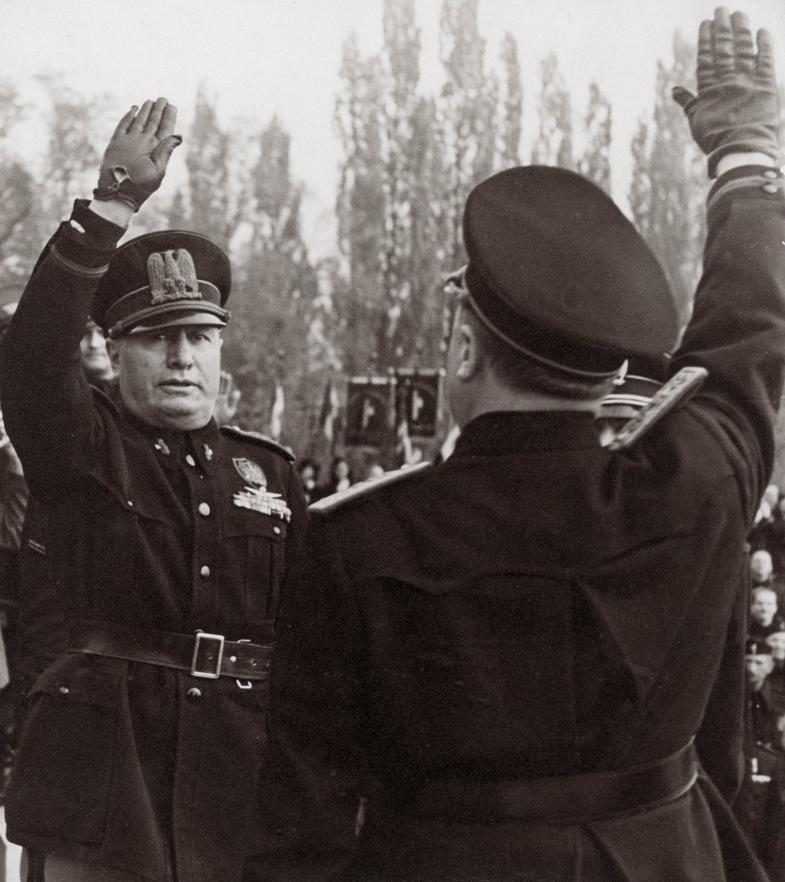 Benito Mussolini ærer en fascistisk embedsmand med en hilsen (s/h foto) af Achille Villani