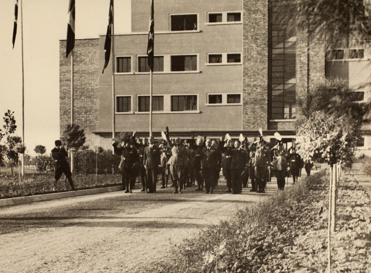 Indvielse af bygningerne i den kongelige lufthavn "Fausto Pesci" i Bologna, bygget af firmaet Mauro Toschi fu Ulisse, i nærværelse af hertugen Benito Mussolini, 24/10/1936 (s/h foto) af Achille Villani