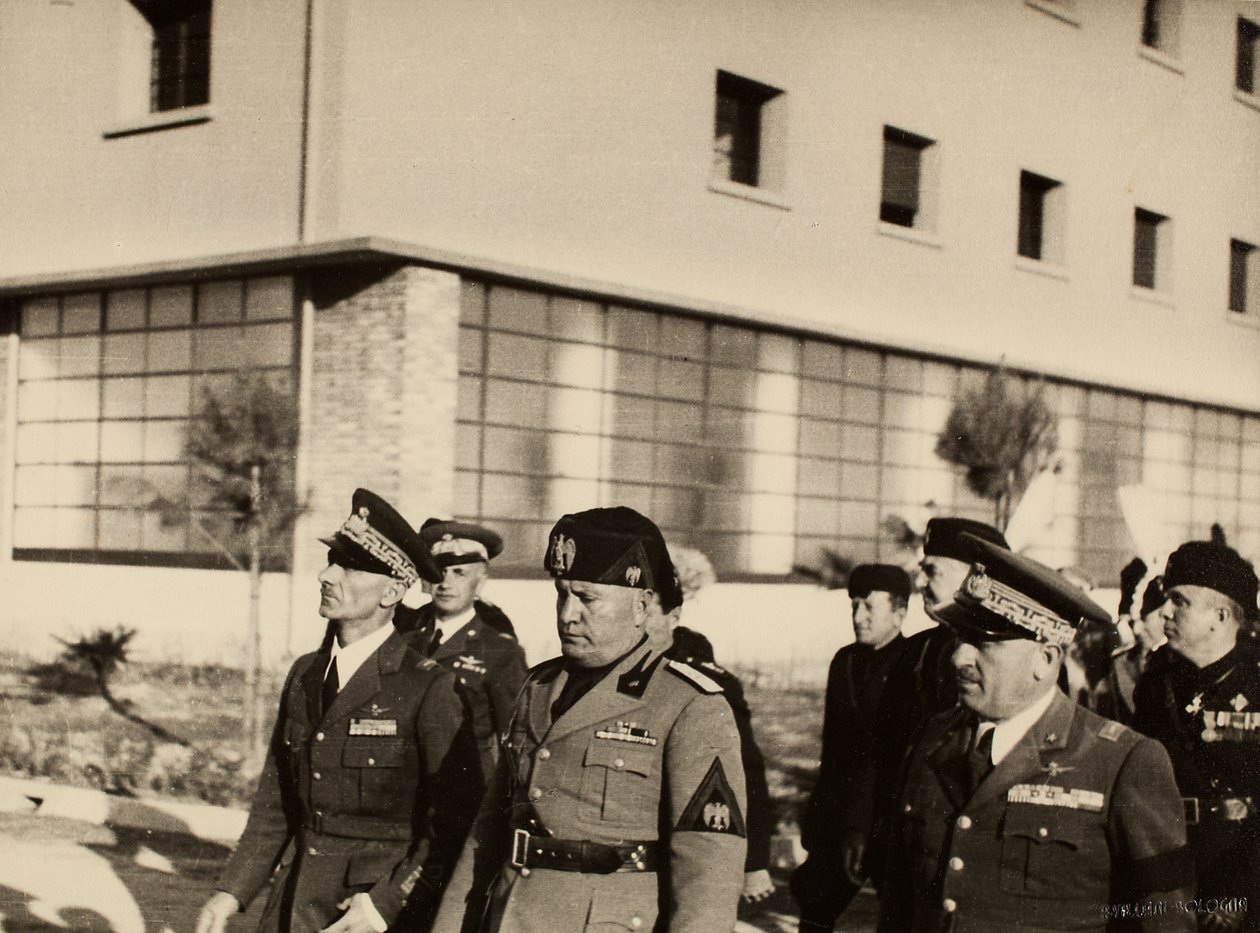 Indvielse af bygningerne i den kongelige lufthavn "Fausto Pesci" i Bologna, bygget af firmaet Mauro Toschi fu Ulisse, i nærværelse af hertugen Benito Mussolini, 24/10/1936 (s/h foto) af Achille Villani