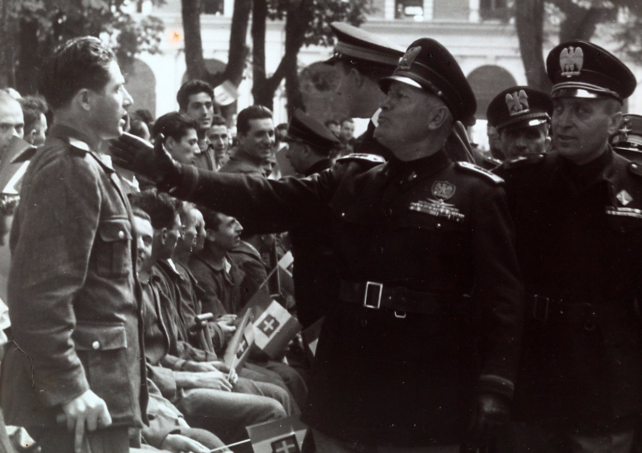 Mussolini hylder en soldat (s/h-billede) af Achille Villani