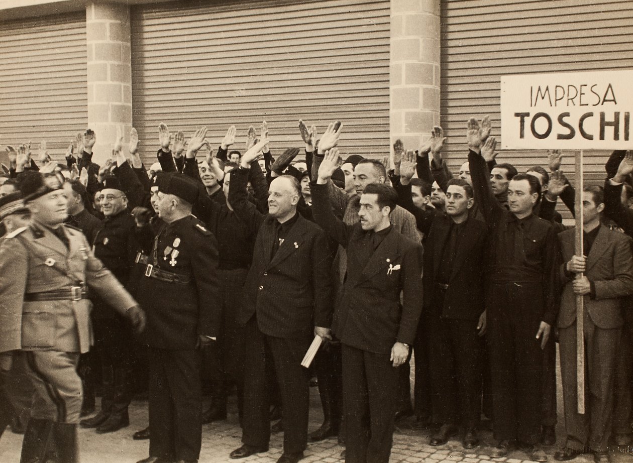 Byggearbejderne fra firmaet Mauro Toschi fu Ulisse hylder hertugen Benito Mussolini under indvielsen af bygningerne i Royal Airport "Fausto Fish" i Bologna, 24/10/1936 (s/h foto) af Achille Villani