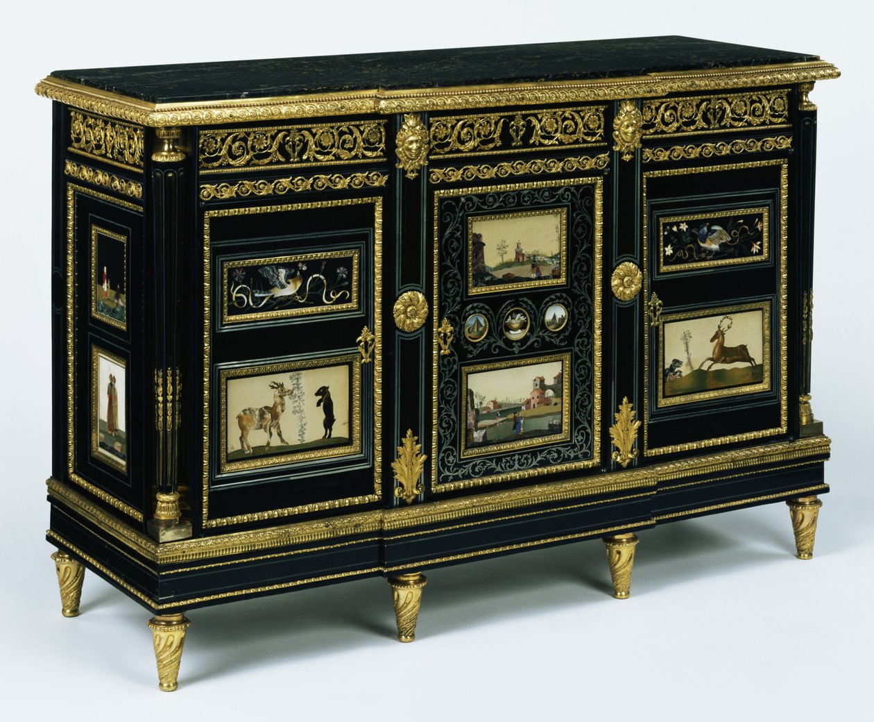 Et af et par skabe monteret med pietra dura plaques fra det sene 17. århundrede, ca. 1785 (eg, fyrretræ og bøg fineret med ibenholt og mahogni) af Adam Weisweiler
