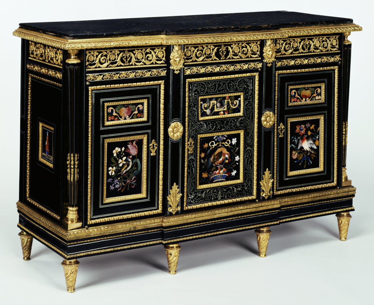 Et af et par skabe monteret med pietra dura plaques fra det sene 17. århundrede, ca. 1810 (eg, fyrretræ og bøg fineret med ibenholt og mahogni) af Adam Weisweiler