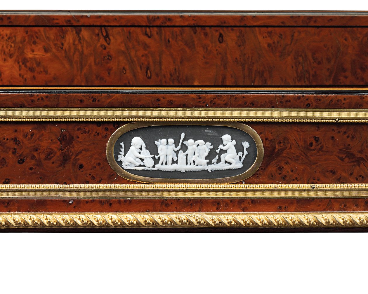 Sen Louis XVI ormolu og cameo-monteret burr taks træ og mahogni bord travailleuse (ormolu, taks og mahogni) af Adam Weisweiler