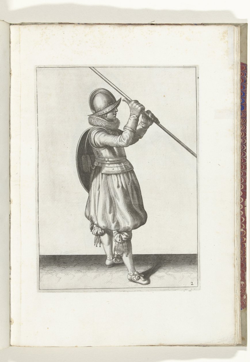Skjold- og piggeøvelsen: Soldaten med piggen vinklet i begge hænder og skjoldet på ryggen (nr. 2), 1618 Nassausche Wapen-Handelinge, van Schilt, Spies, Rappier and the Targe: beyde figuerlick afbildet, og indrammet efter den nye orden [va af Adam van Breen