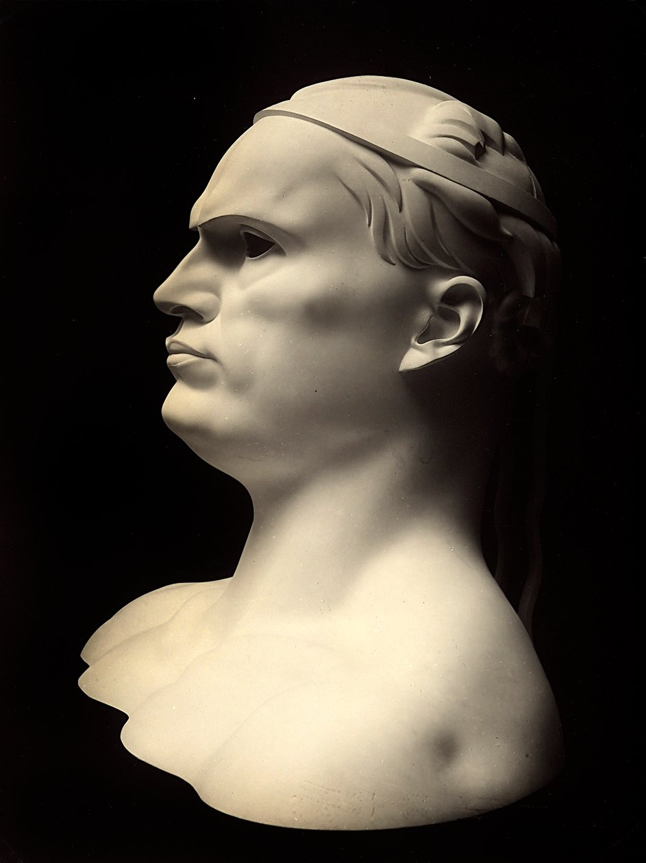 Buste, der viser portrættet af Benito Mussolini, værk af Adolfo Wildt (s/h foto) af Adolfo Wildt