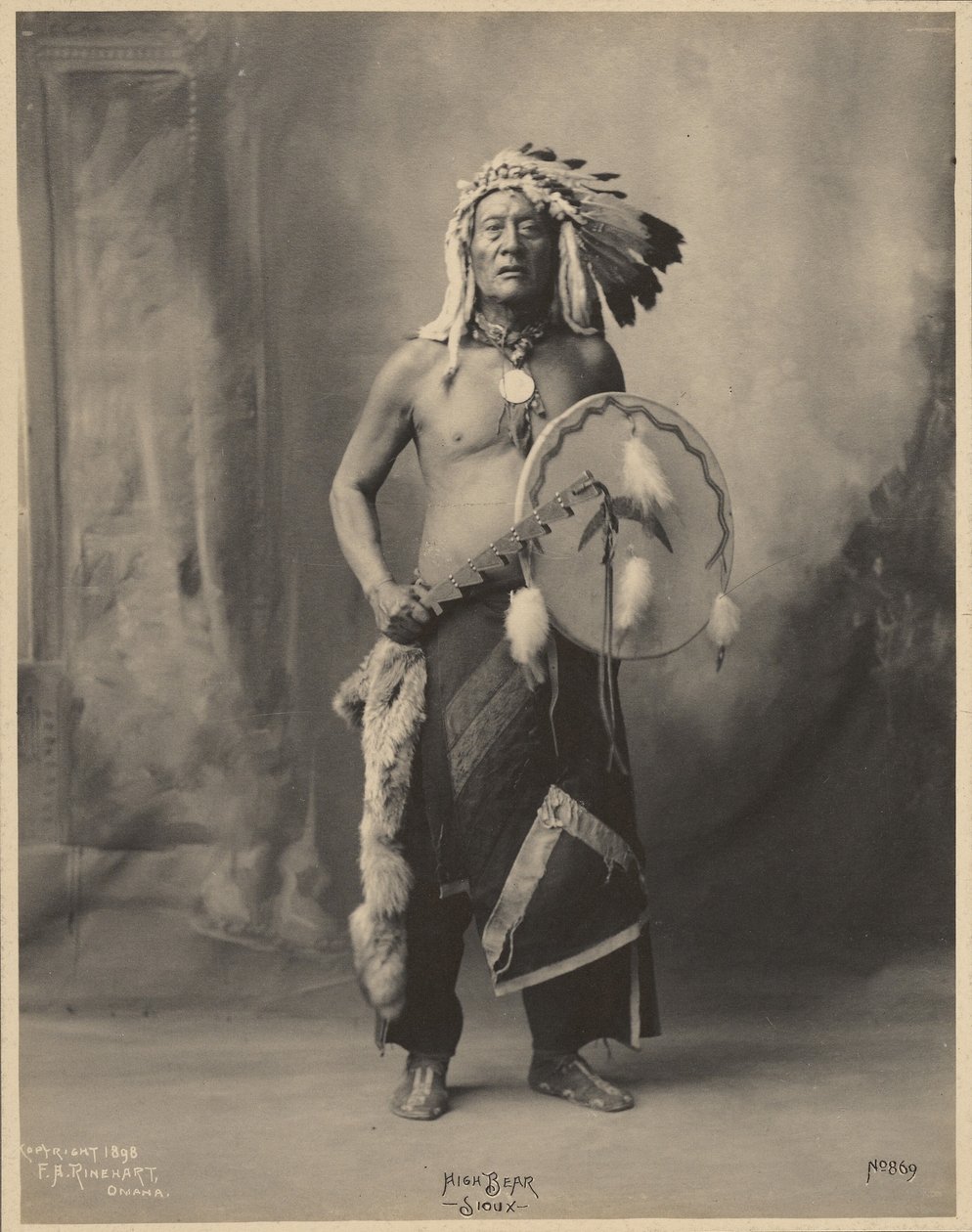 [High Bear, fra Oceti Sakowin Oyate].
 af Adolph F. Muhr
