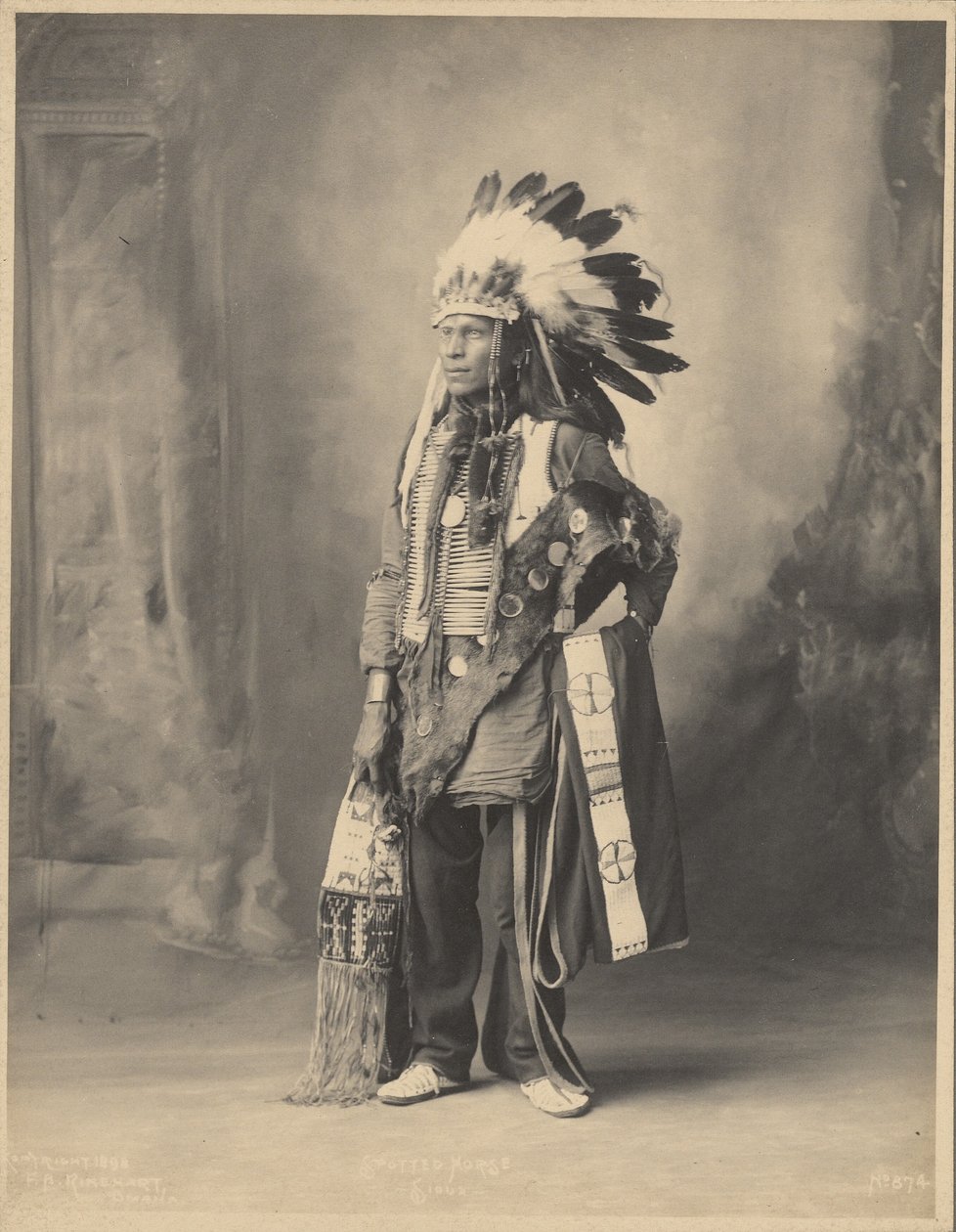 [Spotted Horse, af Oceti Sakowin Oyate-folket].
 af Adolph F. Muhr