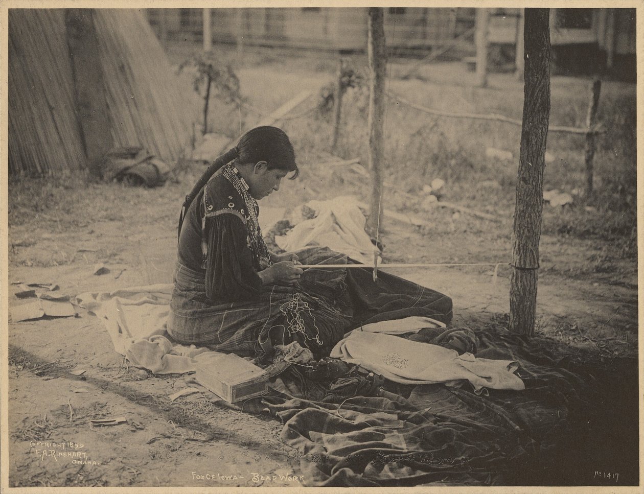 [Kvinde fra Meskwaki-nationen i færd med perlearbejde].
 af Adolph F. Muhr
