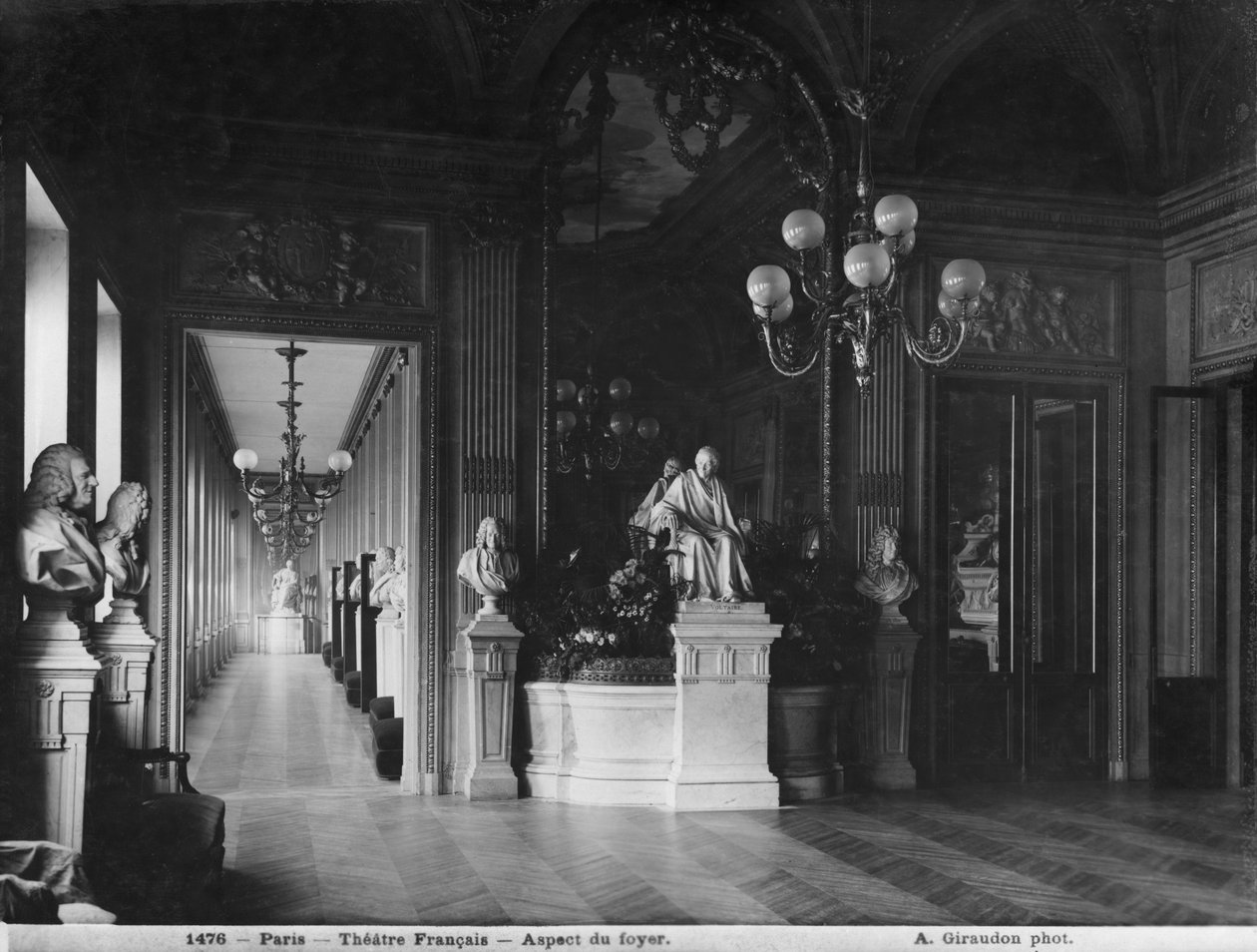 Comedie Francaise, udsigt over foyeren, før 1902 (se også 233293 og 346118) af Adolphe Giraudon