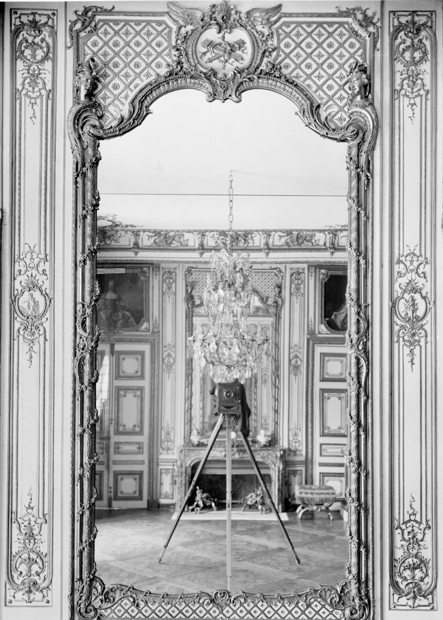 Fotografi af et spejl ved Chateau de Versailles med refleksion af Giraudons kamera, ca. 1890 af Adolphe Giraudon