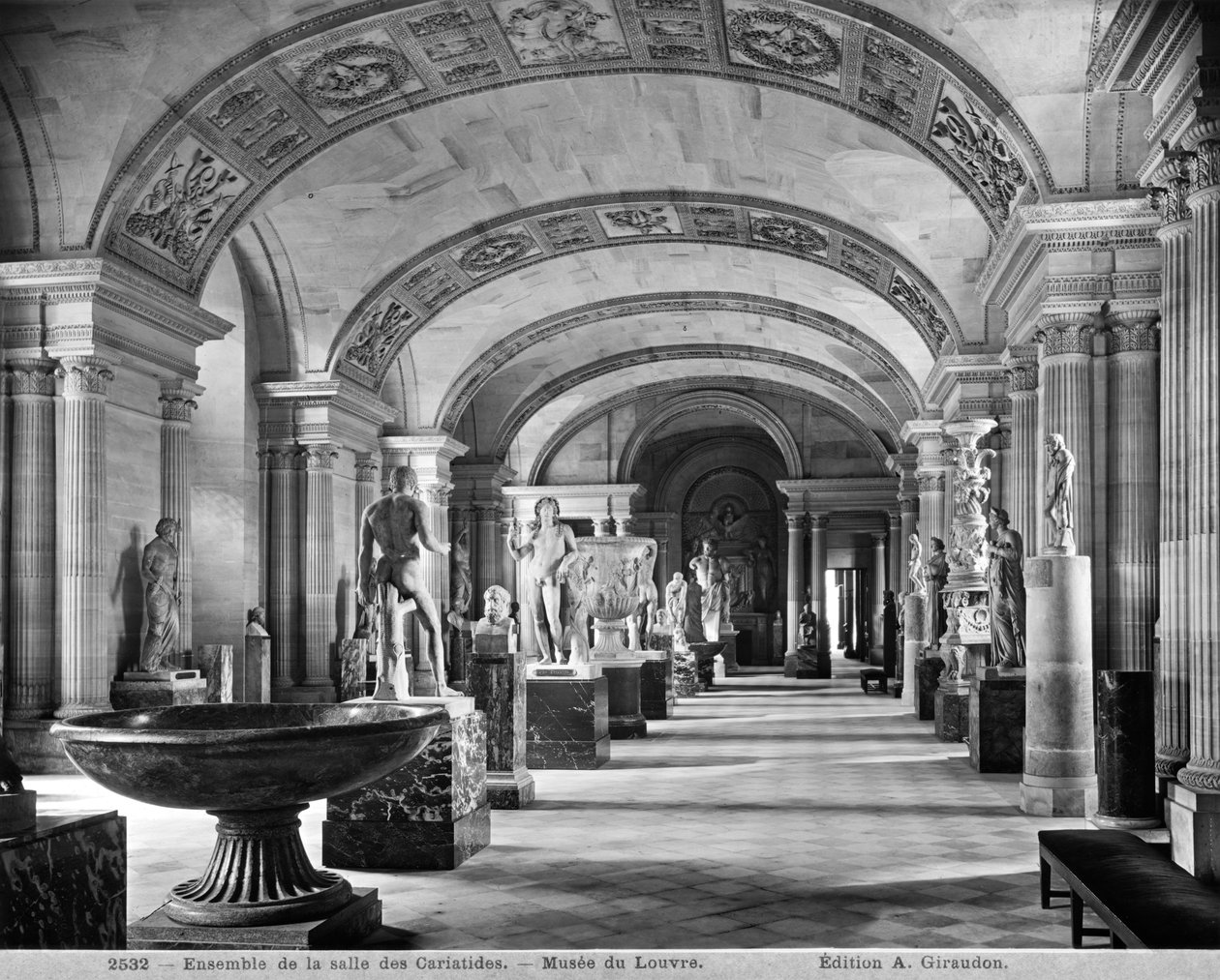 Udsigt over karyatidernes værelse i Louvre-museet, ca. 1900-04 af Adolphe Giraudon