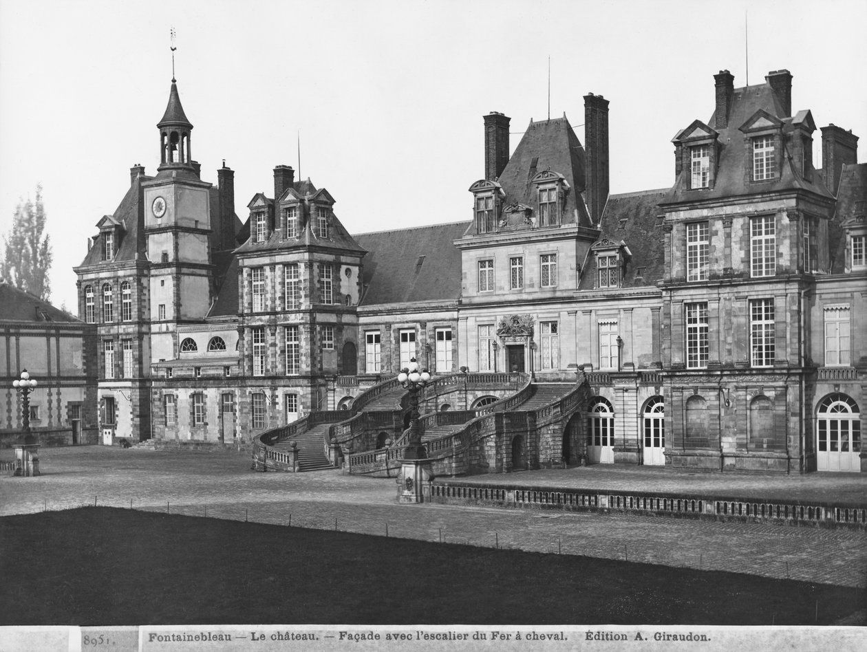 Udsigt over Cour du Cheval Blanc med den hesteskoformede trappe, ca. 1900 (se også 780623 og 780624) af Adolphe Giraudon