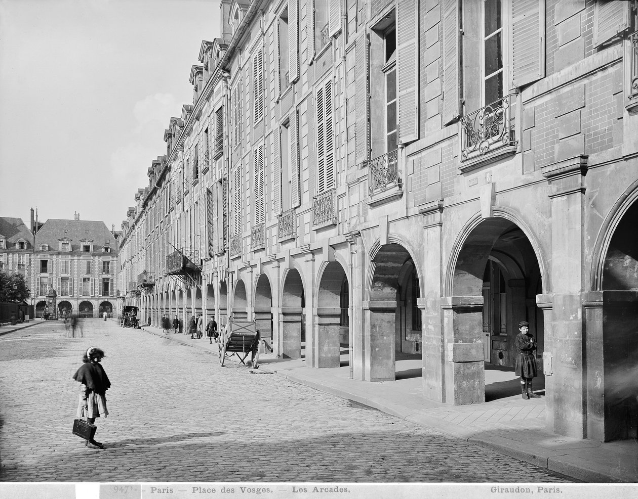 Udsigt over arkaden Place des Vosges, ca. 1890-99 af Adolphe Giraudon