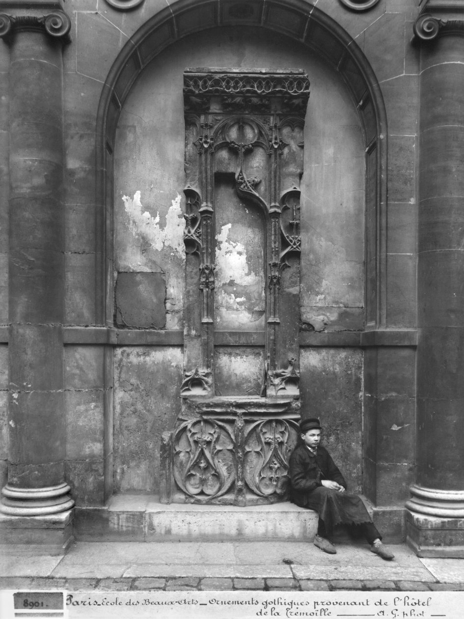Ung dreng siddende uden for Ecole Nationale des Beaux-Arts, Paris, 1890-1900 af Adolphe Giraudon