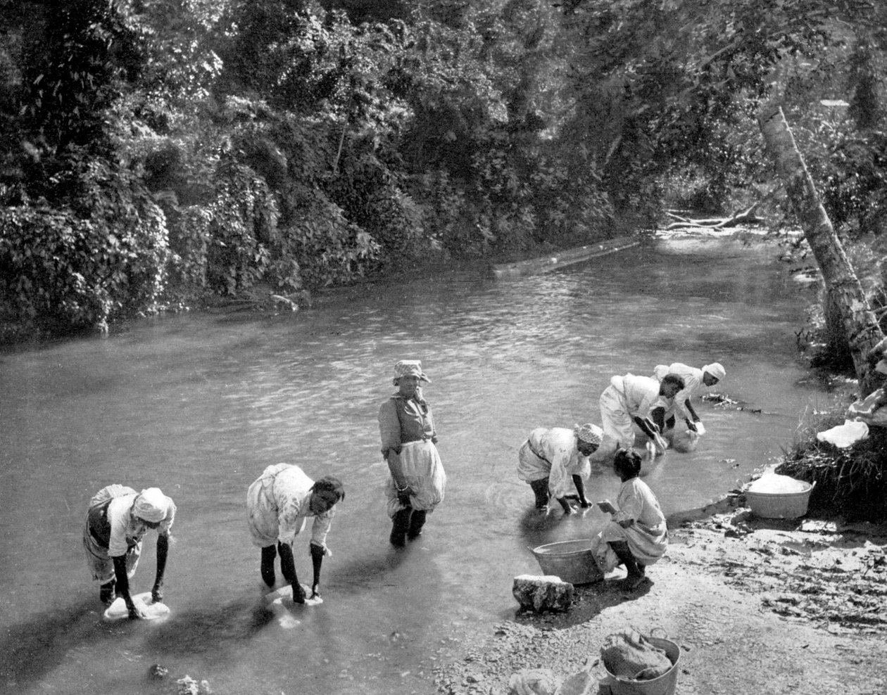 Kvinder vasker tøj i floden, Port Antonio, Jamaica, c1905 af Adolphe Duperly and Son