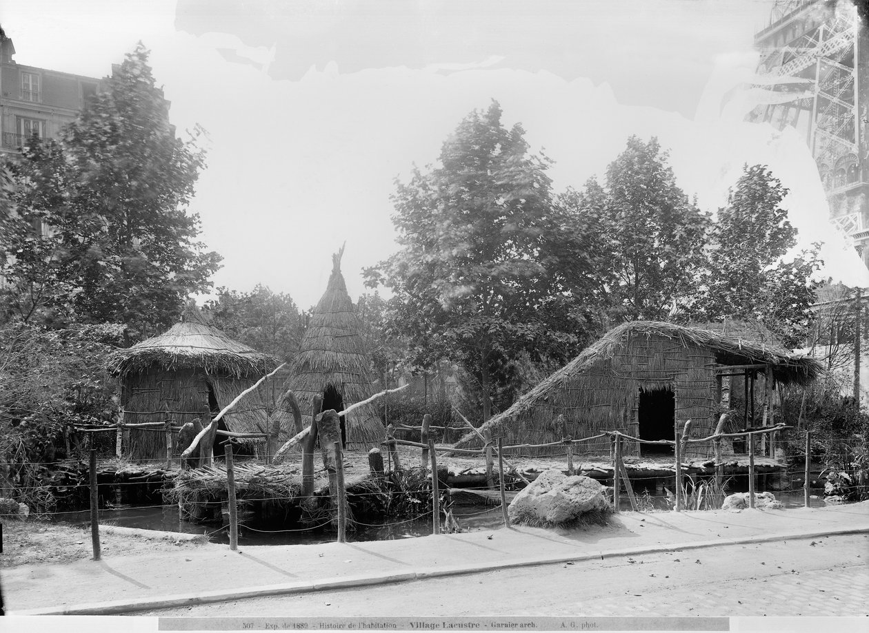 Landsby ved søen ved verdensudstillingen i 1889 i Paris, arkitekt Charles Garnier (1825-98) (bw foto) af Adolphe Giraudon