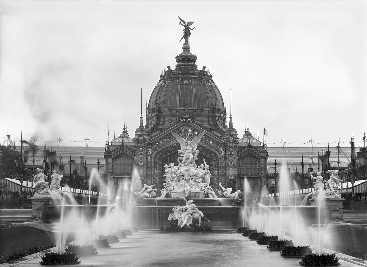 Udsigt over Central Dome og Fountain Coutan, Universal Exhibition, Paris, 1889 af Adolphe Giraudon