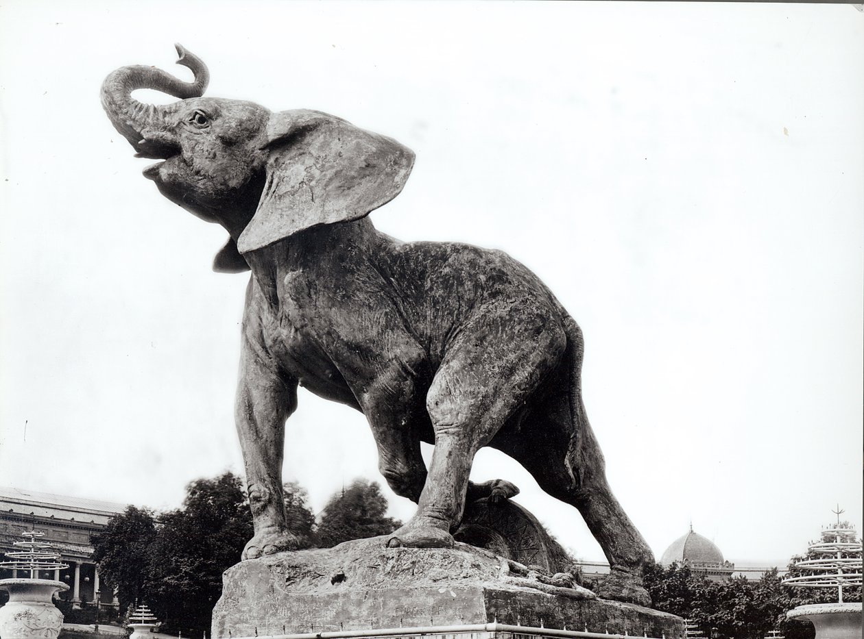 Ung elefant fanget i en fælde (1878) af Emmanuel Fremiet (1824-1910) foran Trocadero-paladset, bygget til den universelle udstilling (1878), Paris, 1888 af Adolphe Giraudon