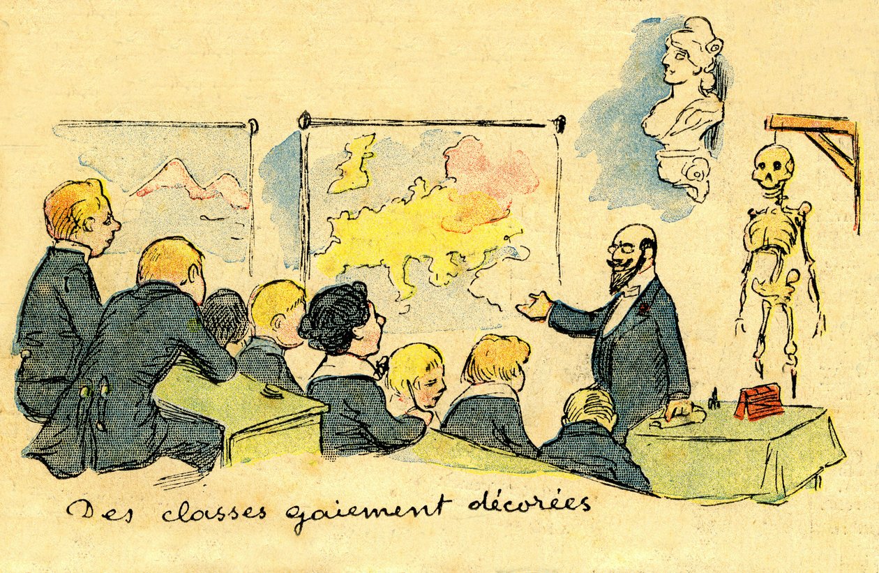 Klasselærer foran skolebørn i uniform, i et rum "muntert dekoreret" (geografiske kort, buste af Marianne og ... skelet!) i 1900. Tegning af A. Wilette i det illustrerede tillæg til Depeche de Toulouse nr. 41, 12. oktober. af Adolphe Leon Willette