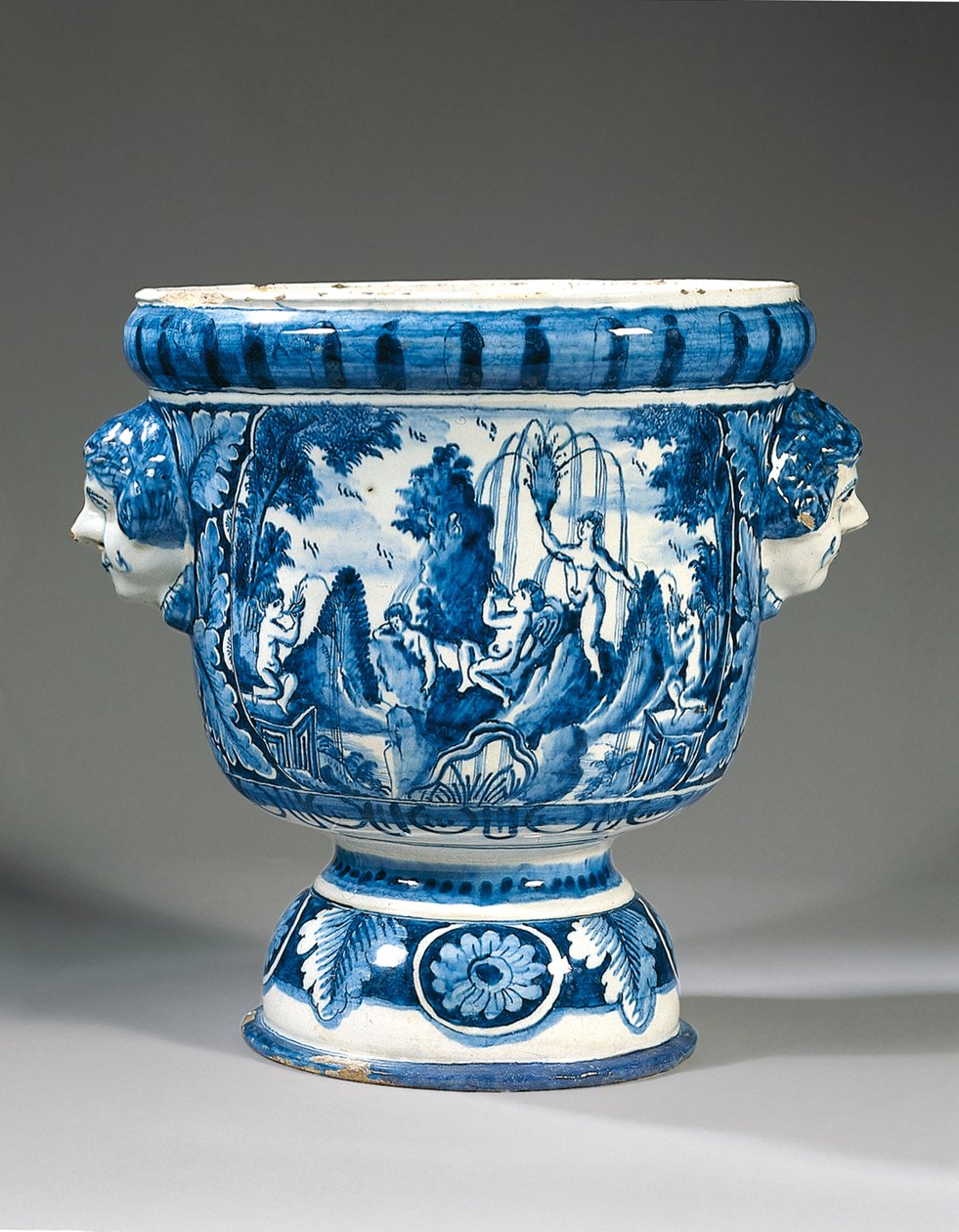 Delft blå og hvid togrebet mytologisk piedestal haveurne af Adriaen (fl.1868 d.1701) (attr.to) Kocks