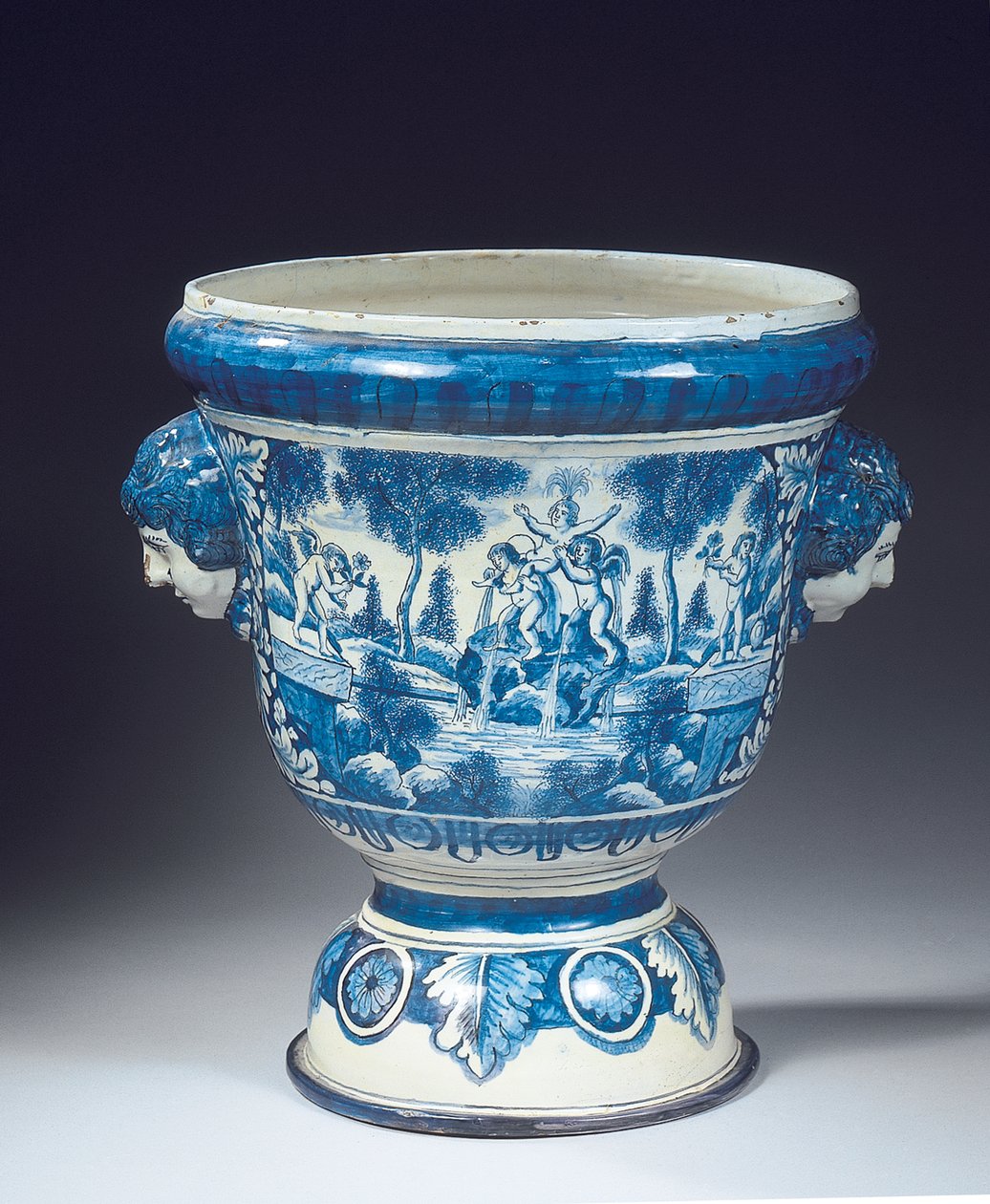 Stor Delft blå og hvid mytologisk haveurne i barokstil, ca. 1700 (keramik) af Adriaen (fl.1868 d.1701) (attr.to) Kocks