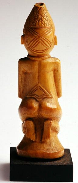 Knælende kvinde, Congo (elfenben) (se også 225802 & 225803) af African
