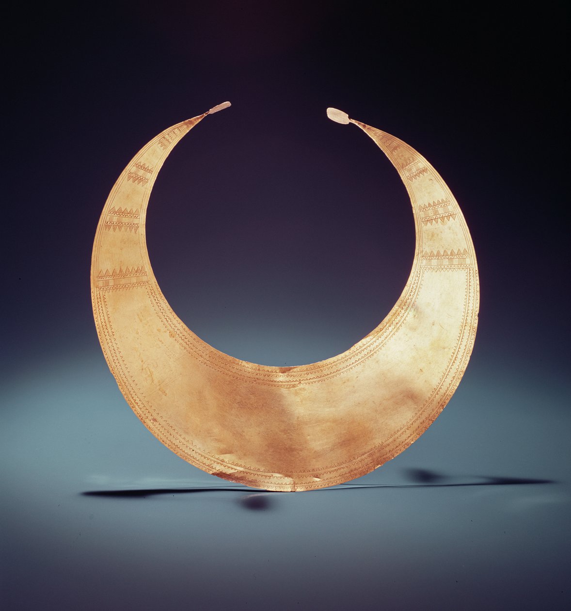 Lunula, Ross, County Westmeath, tidlig bronzealder, ca. 2000 f.Kr. (guld) af Age Bronze