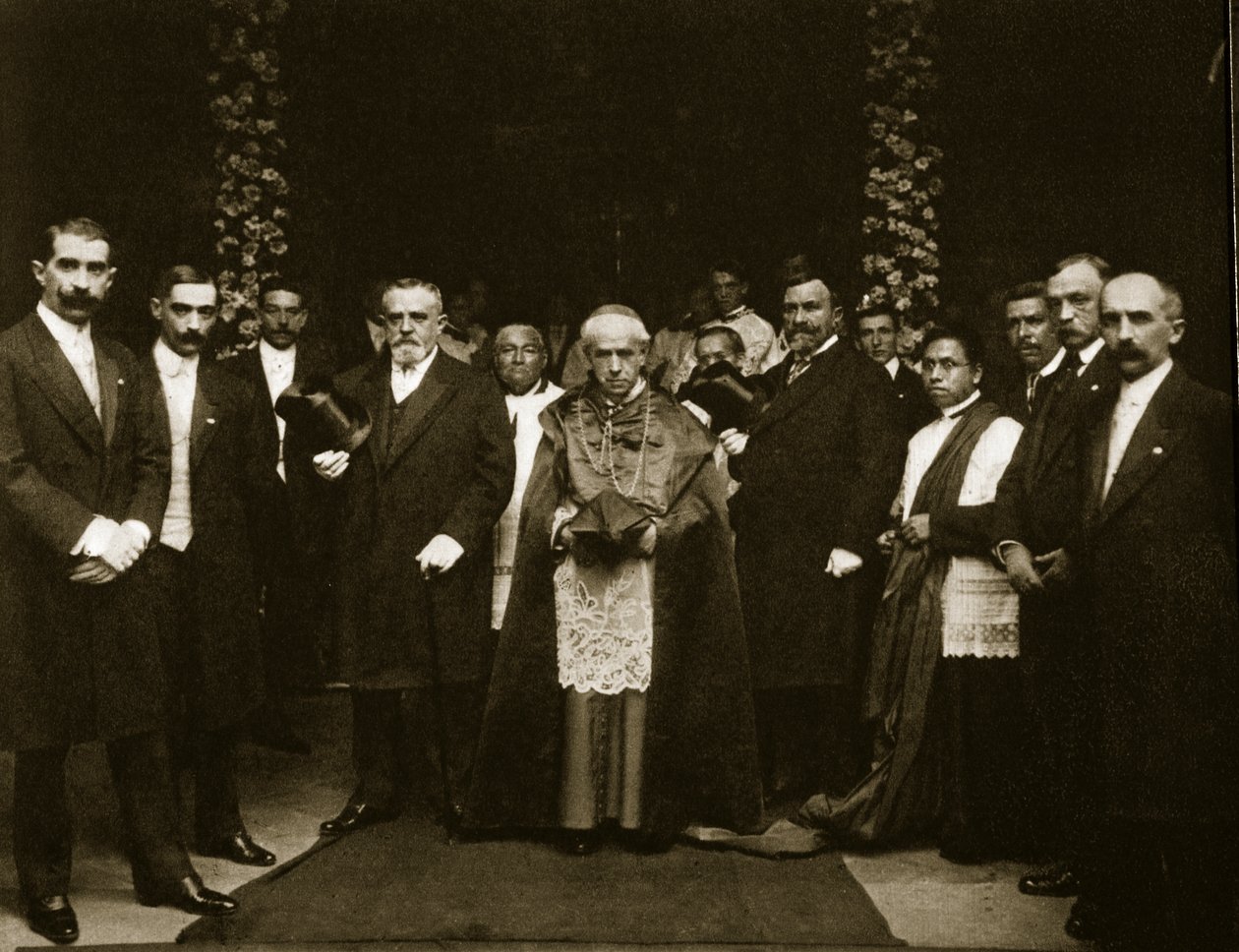 Ærkebiskop Mora y del Rio af Agustin Victor Casasola