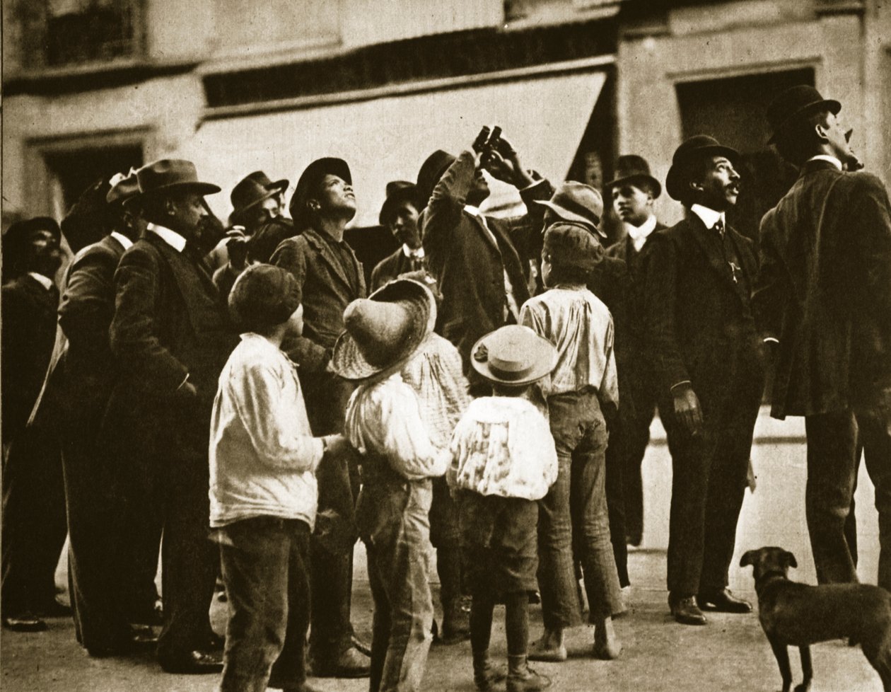 En menneskemængde på gaden i Mexico City observerer Halleys komet, april 1910 af Agustin Victor Casasola